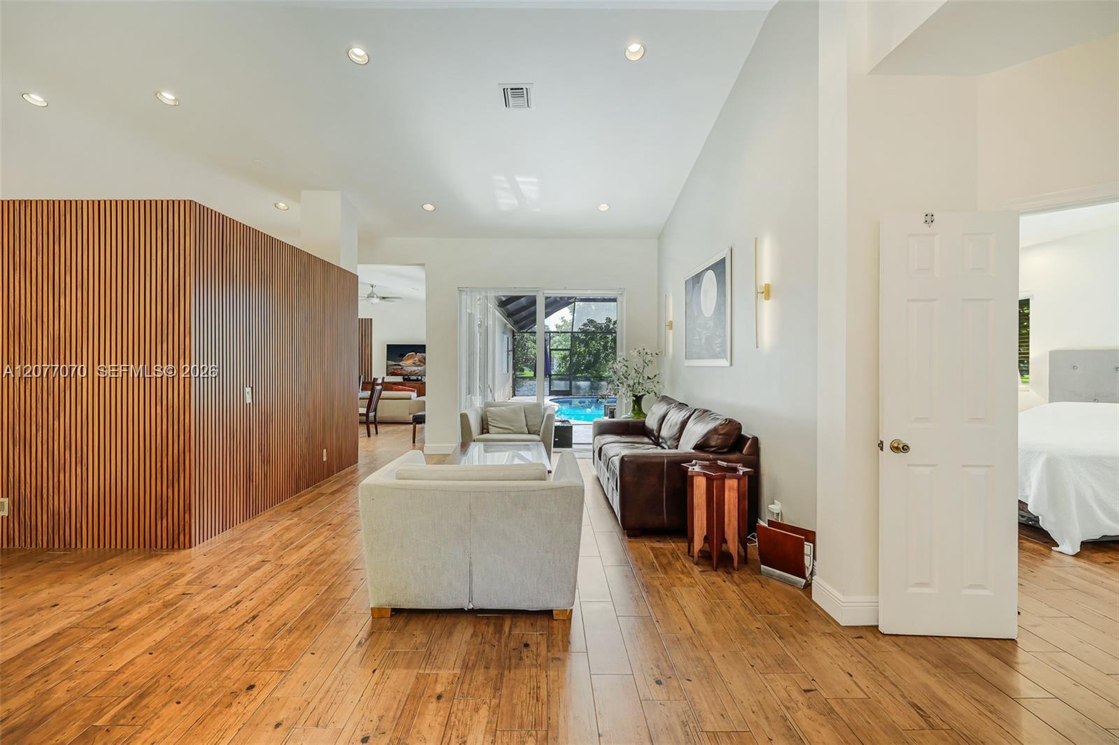 Listing photo 6 for 1928 Water Ridge Dr, Weston, FL, 33326