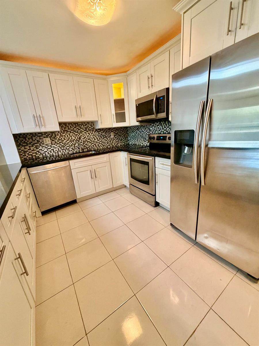 Listing photo 2 for 4159 NW 90th Avenue Unit#204, Coral Springs, FL, 33065