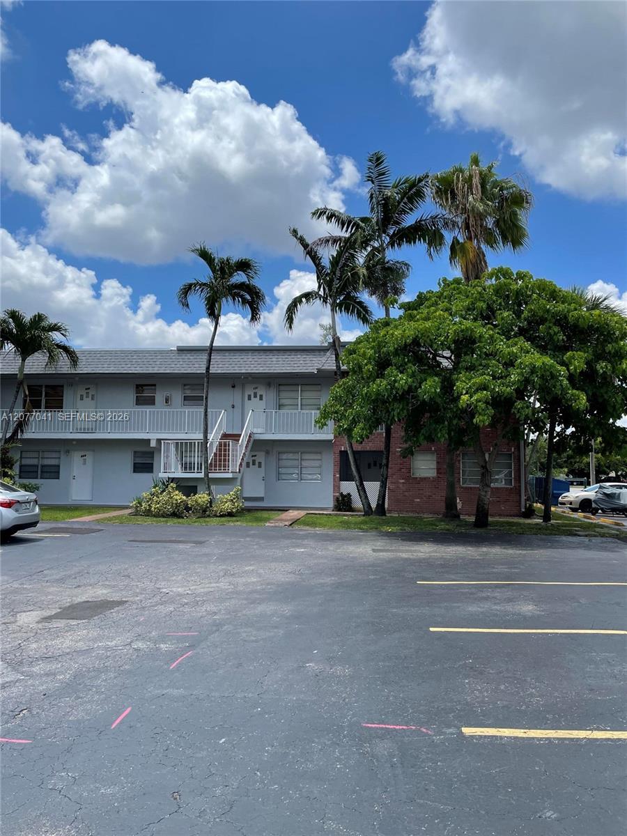 Listing photo 1 for 2051 NW 81st Ave Unit#528, Pembroke Pines, FL, 33024