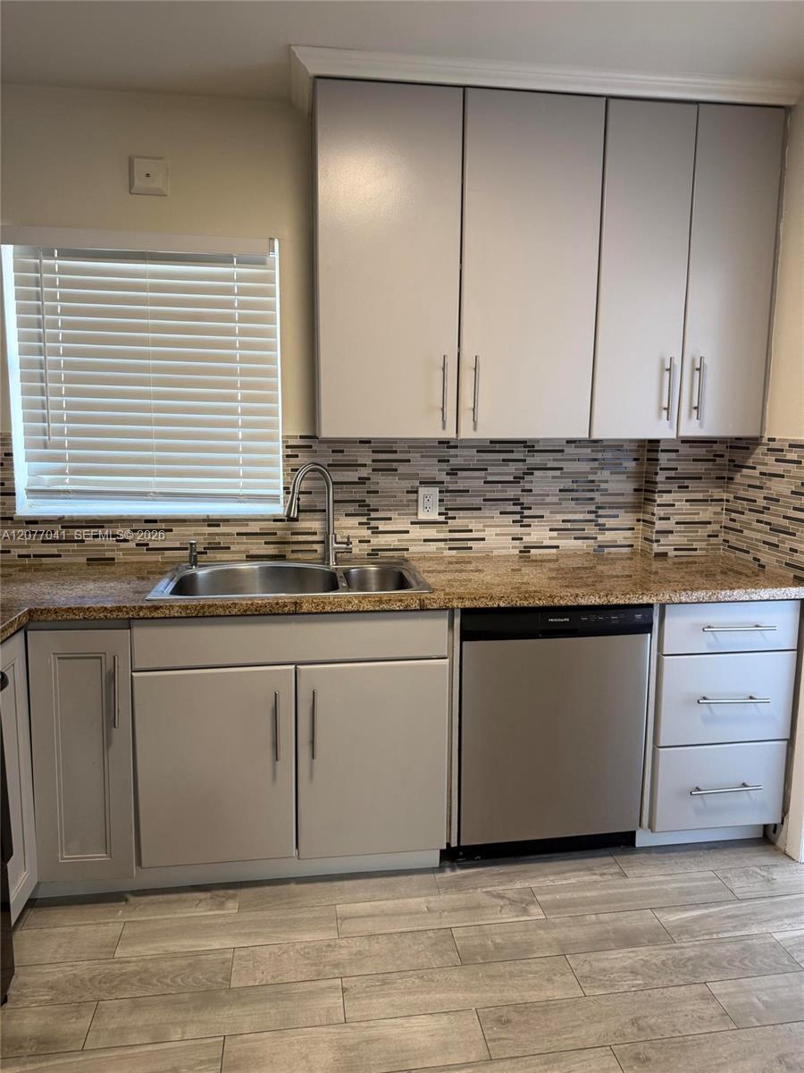 Listing photo 3 for 2051 NW 81st Ave Unit#528, Pembroke Pines, FL, 33024