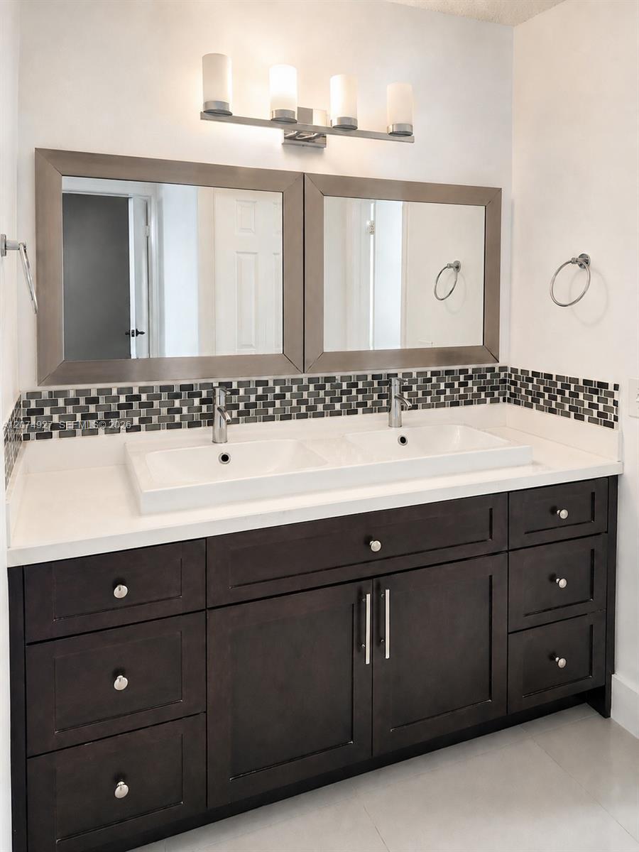 Listing photo 5 for 16511 Blatt Blvd Unit#103, Weston, FL, 33326