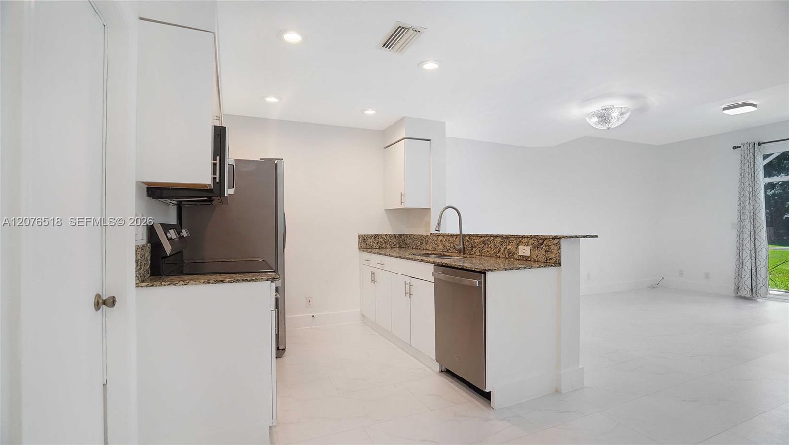 Listing photo 1 for 1492 Veracruz Ln Unit#4-4, Weston, FL, 33327
