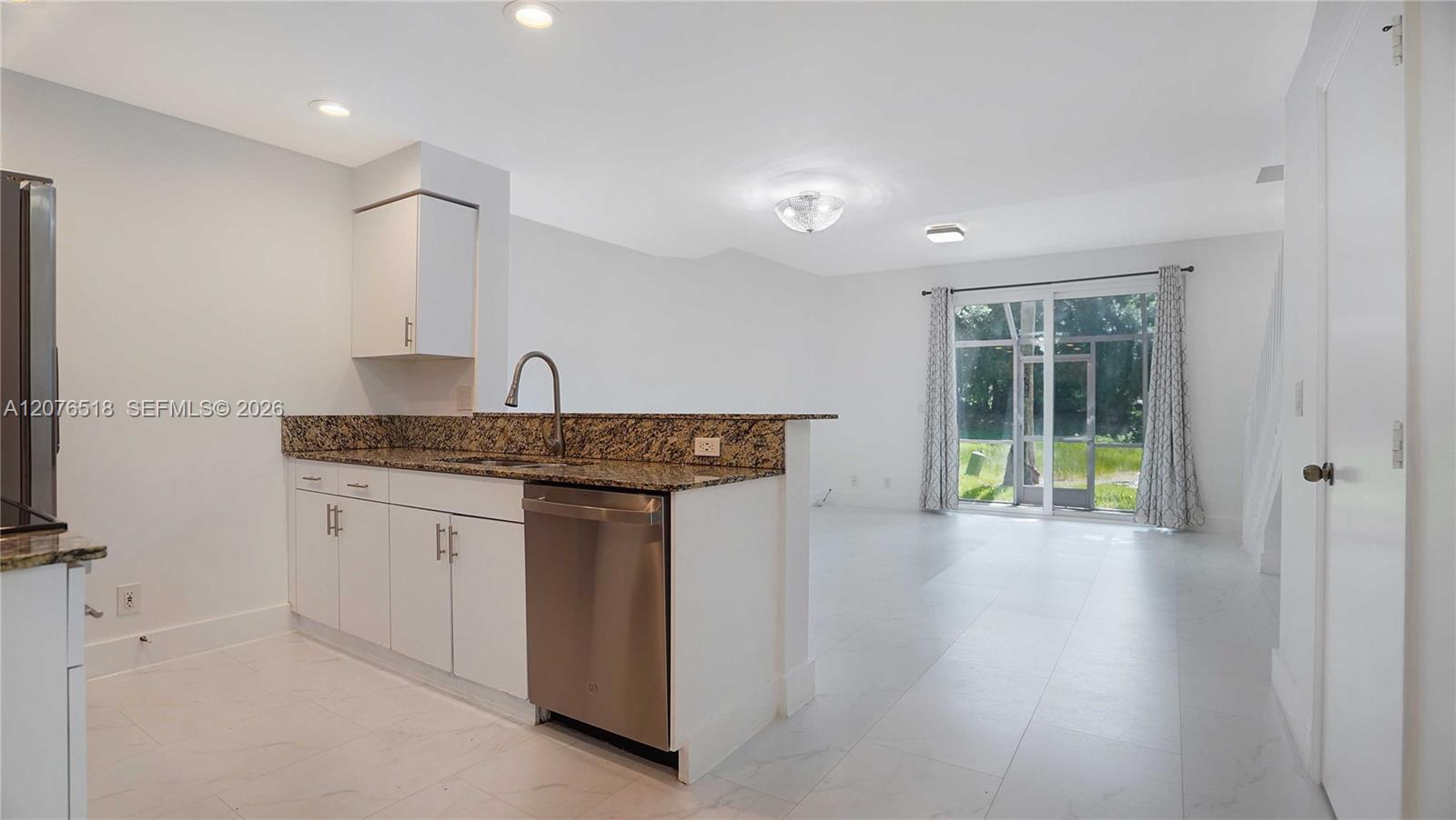 Listing photo 2 for 1492 Veracruz Ln Unit#4-4, Weston, FL, 33327