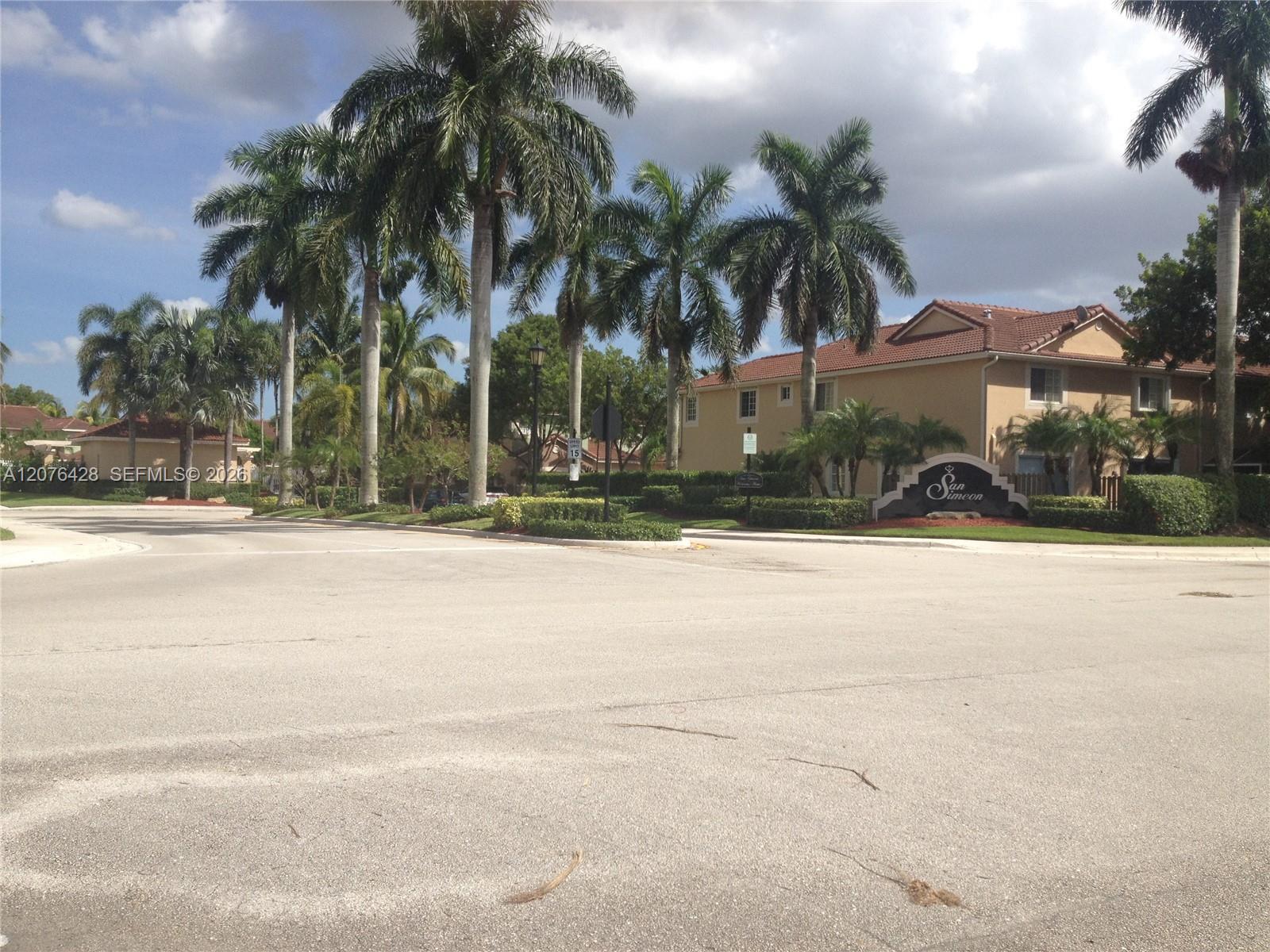 Listing photo 1 for 3870 San Simeon Cir Unit#0, Weston, FL, 33331