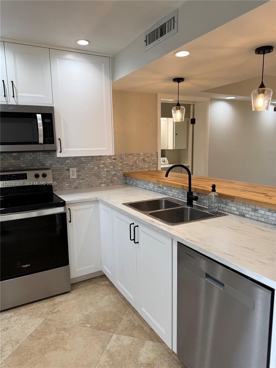 Listing photo 1 for 1520 Whitehall Dr Unit#206, Davie, FL, 33324
