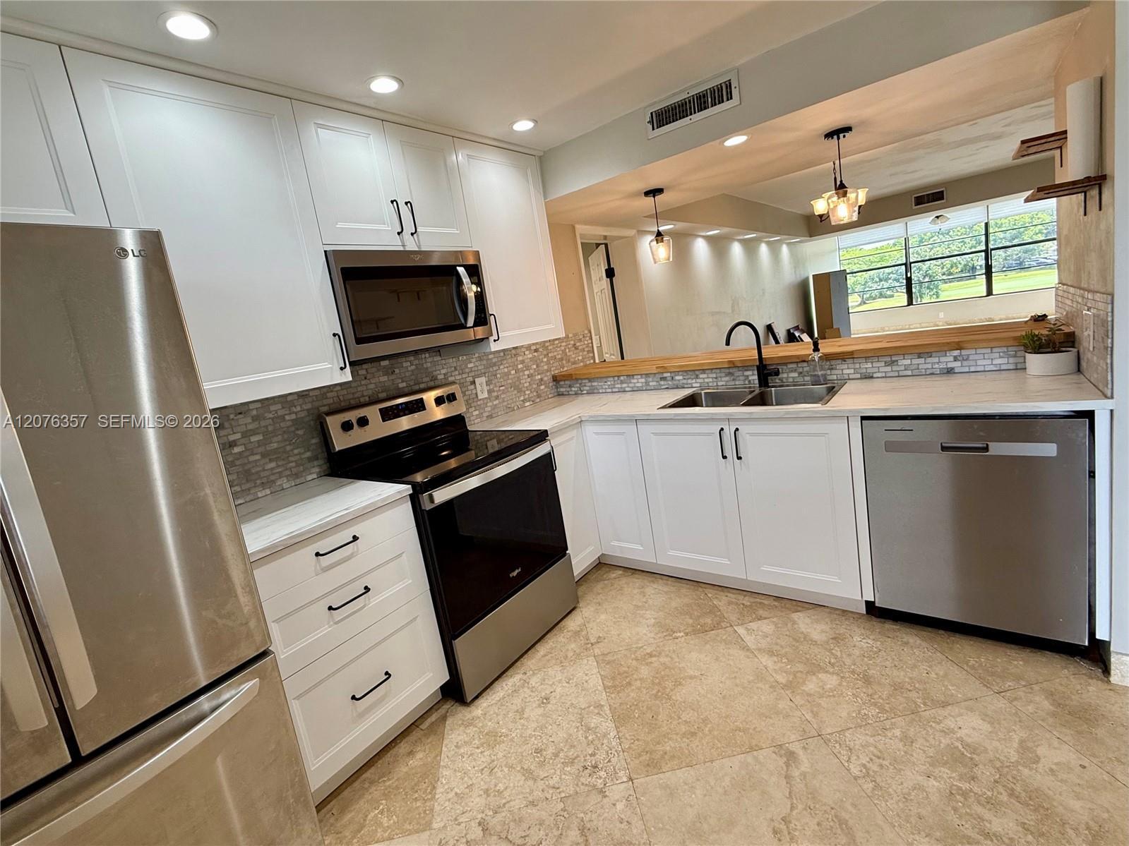 Listing photo 3 for 1520 Whitehall Dr Unit#206, Davie, FL, 33324