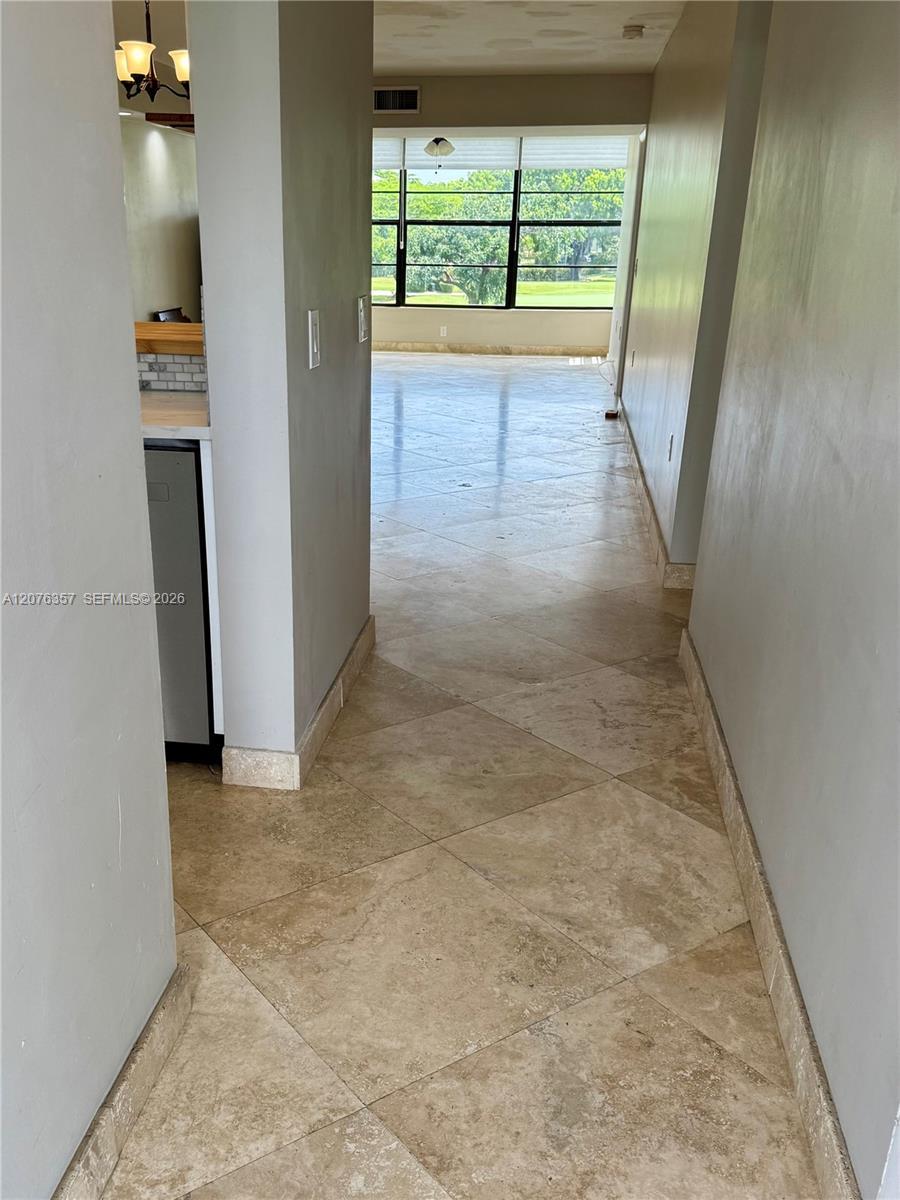 Listing photo 6 for 1520 Whitehall Dr Unit#206, Davie, FL, 33324