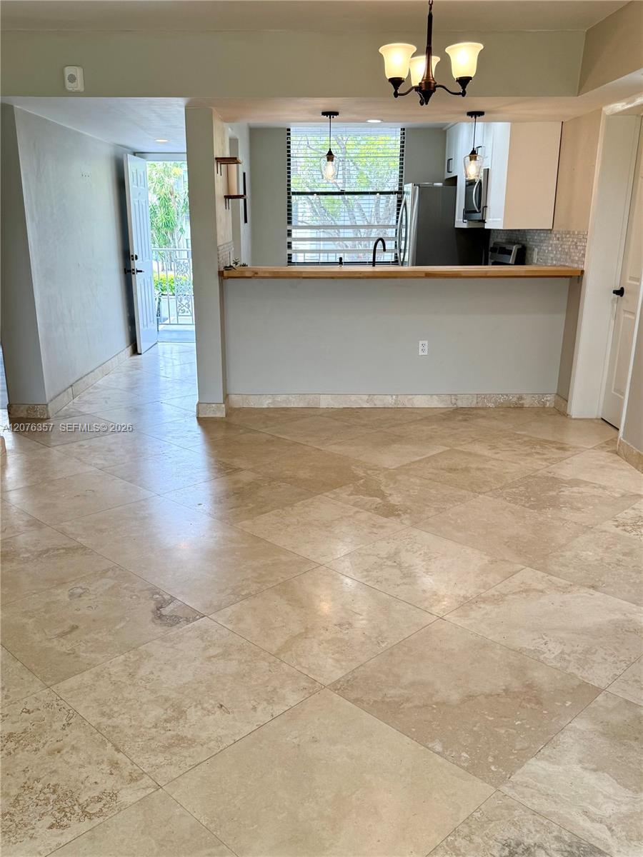 Listing photo 9 for 1520 Whitehall Dr Unit#206, Davie, FL, 33324