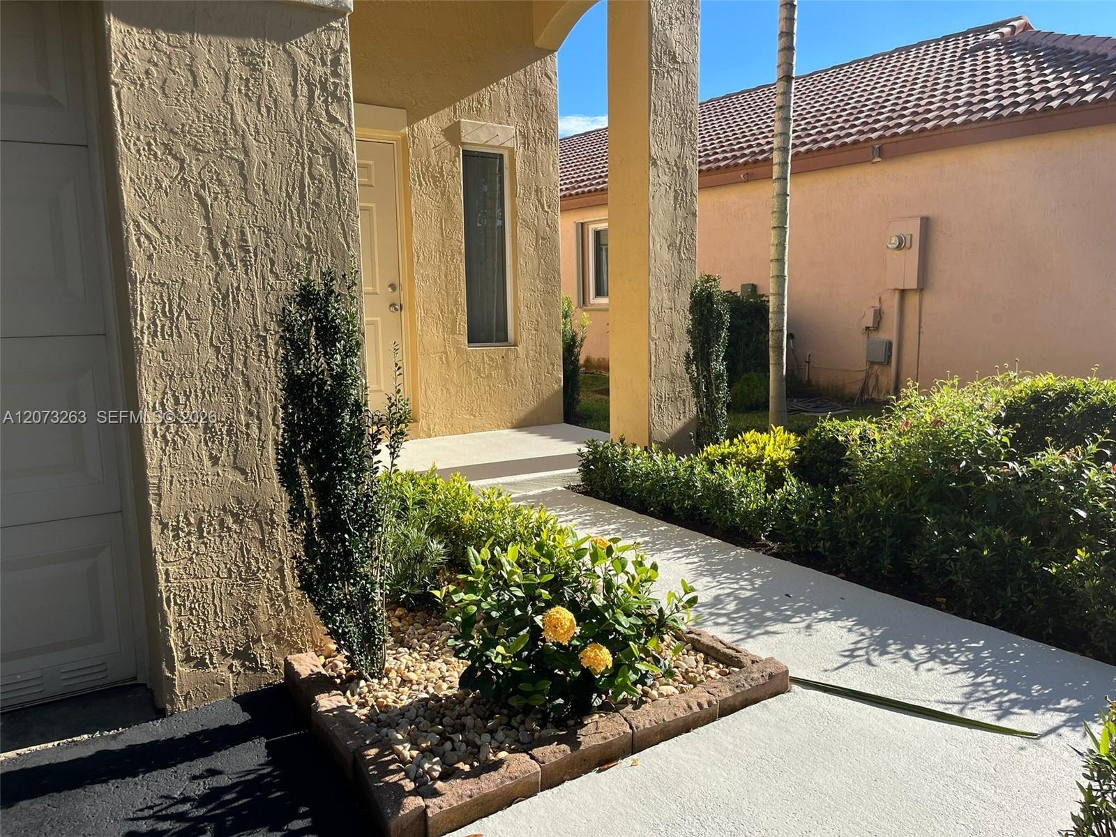 Listing photo 2 for 1542 Presidio Dr Unit#1542, Weston, FL, 33327