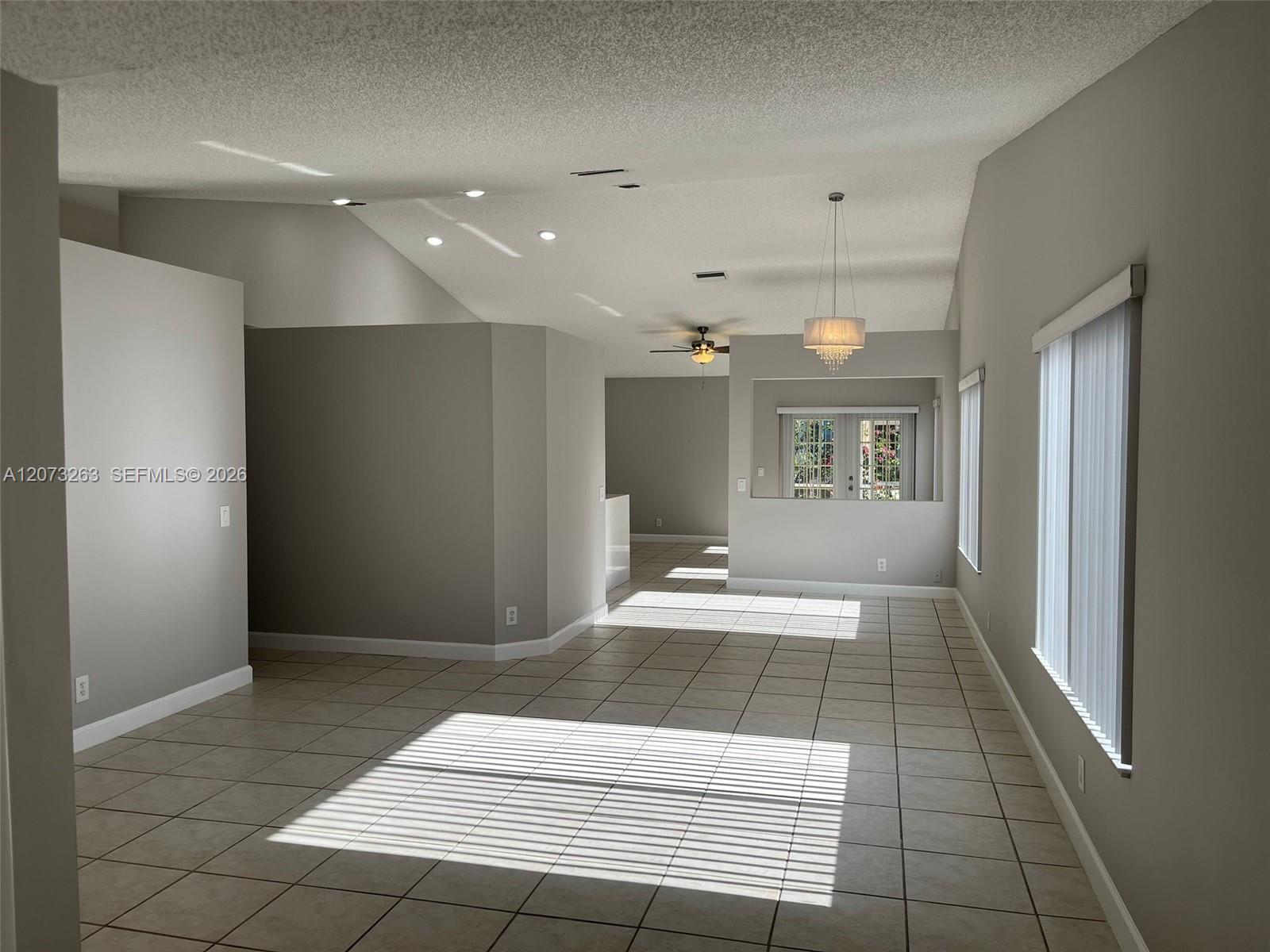 Listing photo 3 for 1542 Presidio Dr Unit#1542, Weston, FL, 33327