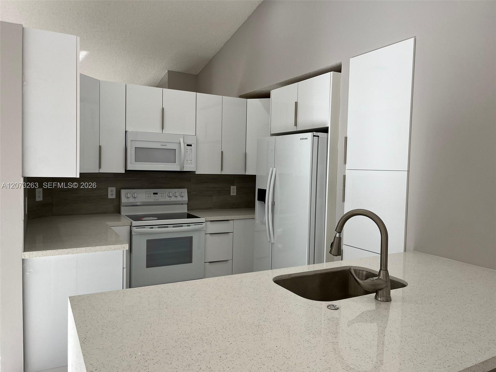 Listing photo 5 for 1542 Presidio Dr Unit#1542, Weston, FL, 33327