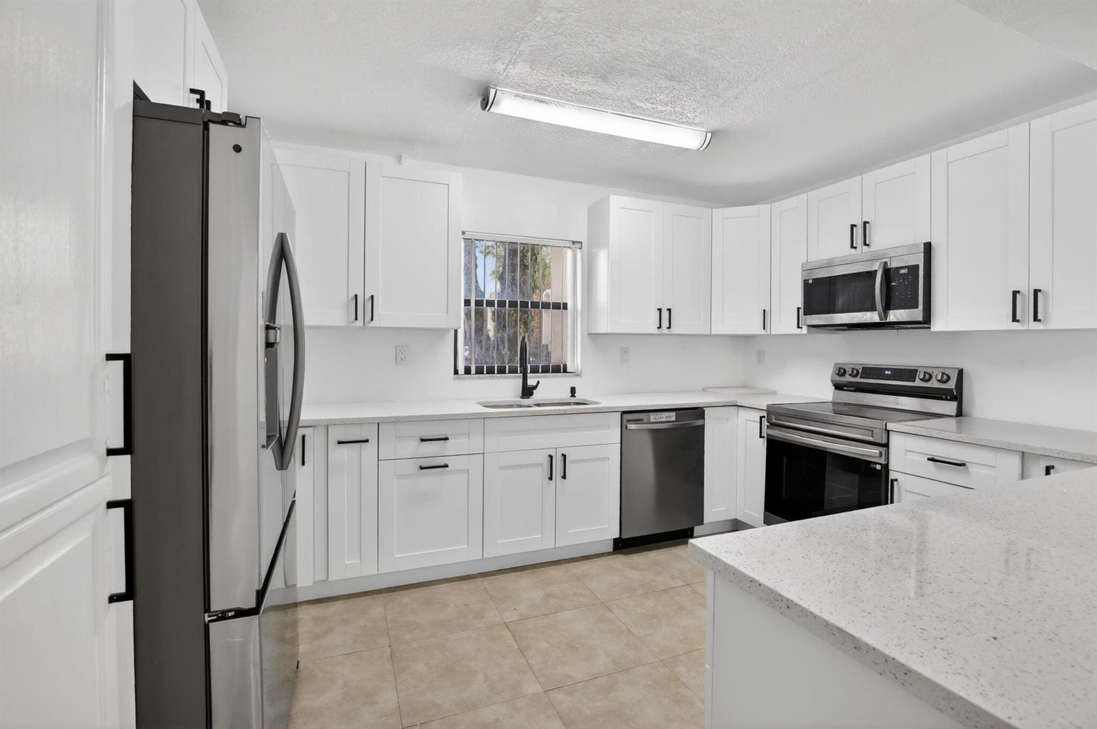 Listing photo 1 for 11556 NW 1ST Street, Plantation, FL, 33325
