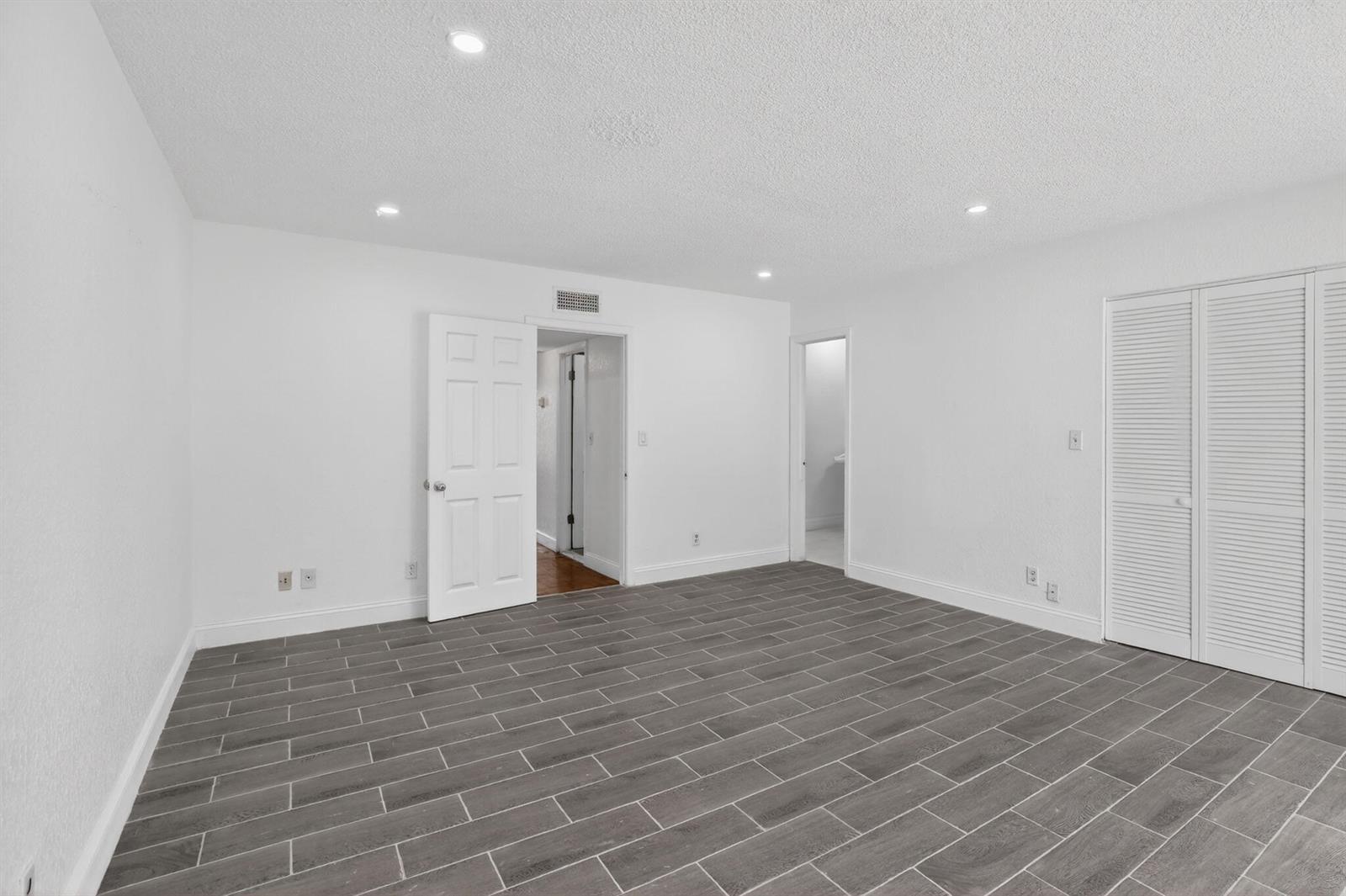 Listing photo 13 for 11556 NW 1ST Street, Plantation, FL, 33325