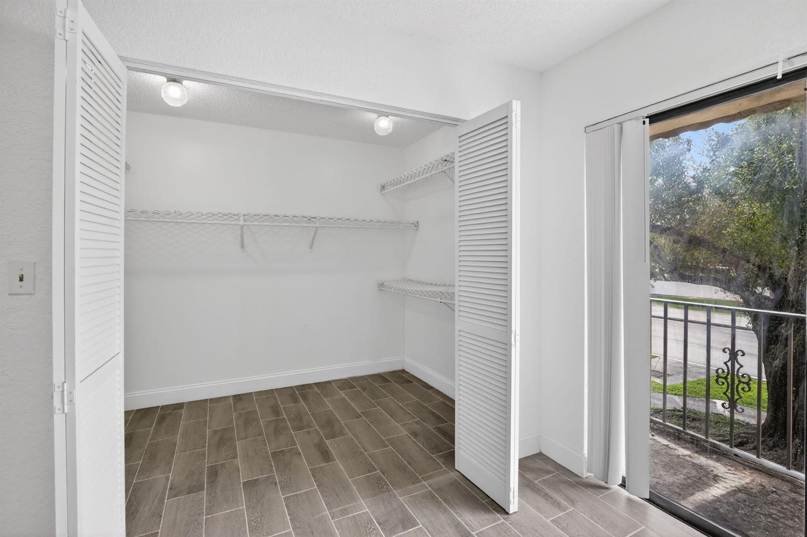 Listing photo 14 for 11556 NW 1ST Street, Plantation, FL, 33325