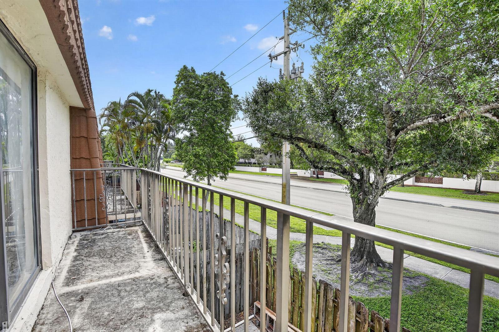 Listing photo 15 for 11556 NW 1ST Street, Plantation, FL, 33325