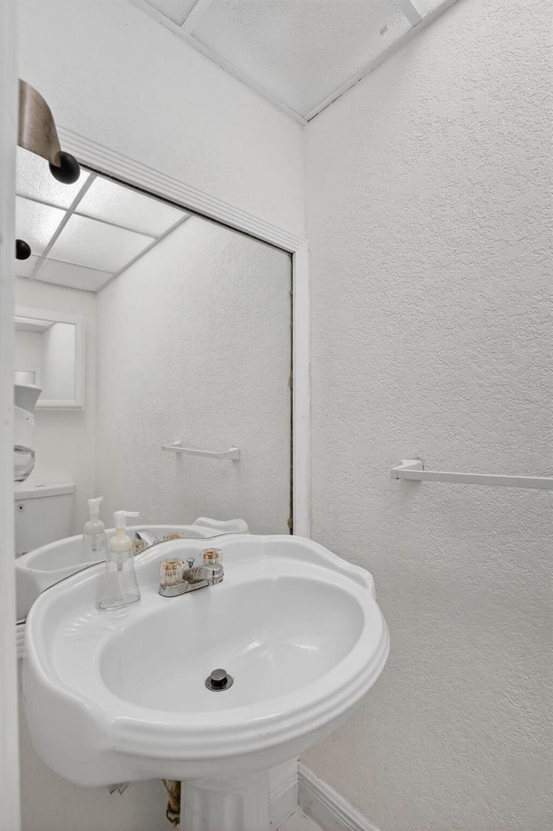 Listing photo 4 for 11556 NW 1ST Street, Plantation, FL, 33325