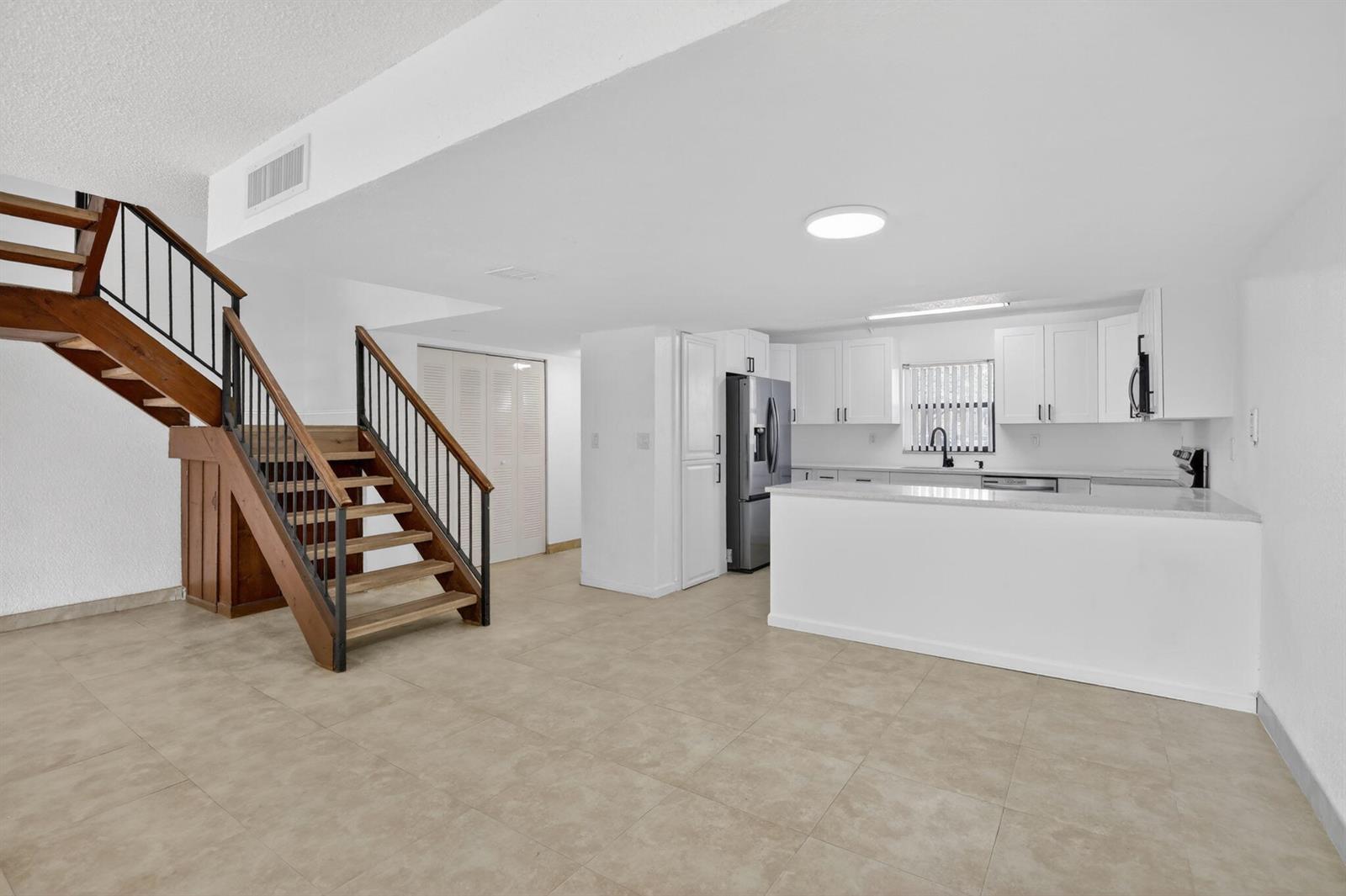 Listing photo 7 for 11556 NW 1ST Street, Plantation, FL, 33325