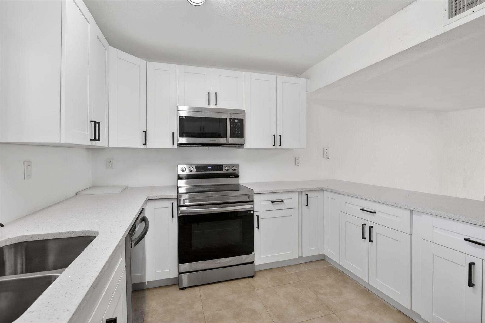 Listing photo 8 for 11556 NW 1ST Street, Plantation, FL, 33325
