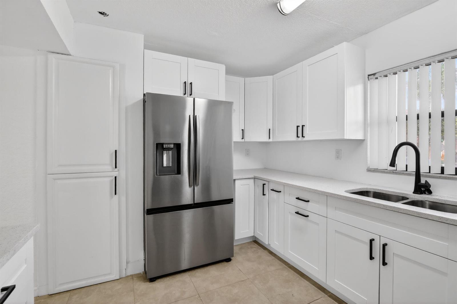 Listing photo 9 for 11556 NW 1ST Street, Plantation, FL, 33325