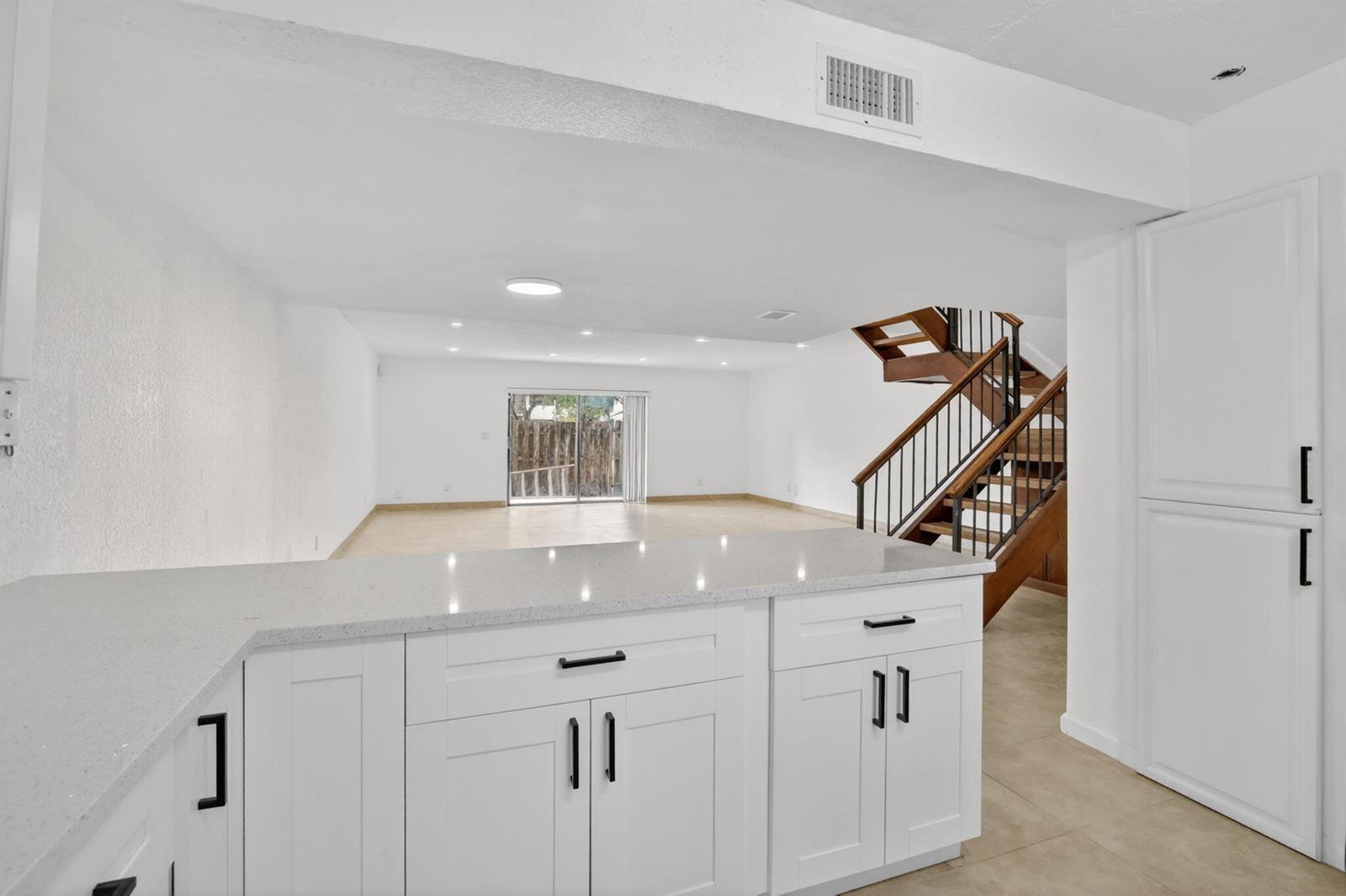 Listing photo 10 for 11556 NW 1ST Street, Plantation, FL, 33325