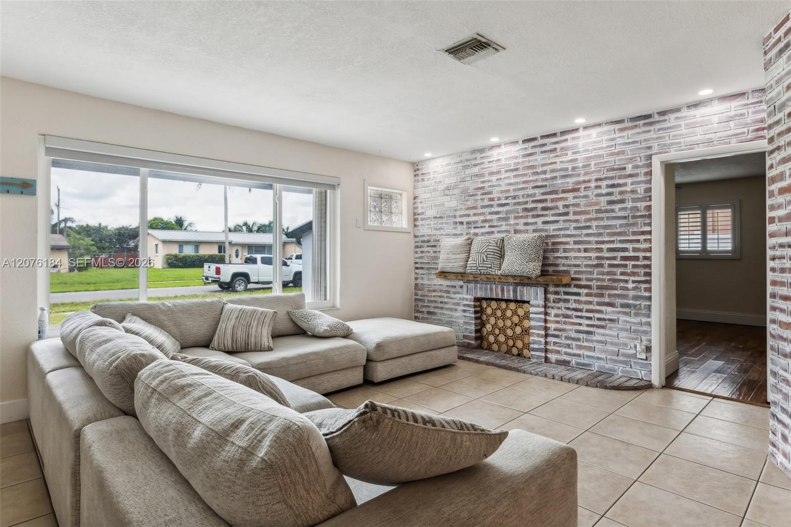 Listing photo 3 for 6931 SW 2nd St Unit#0, Pembroke Pines, FL, 33023