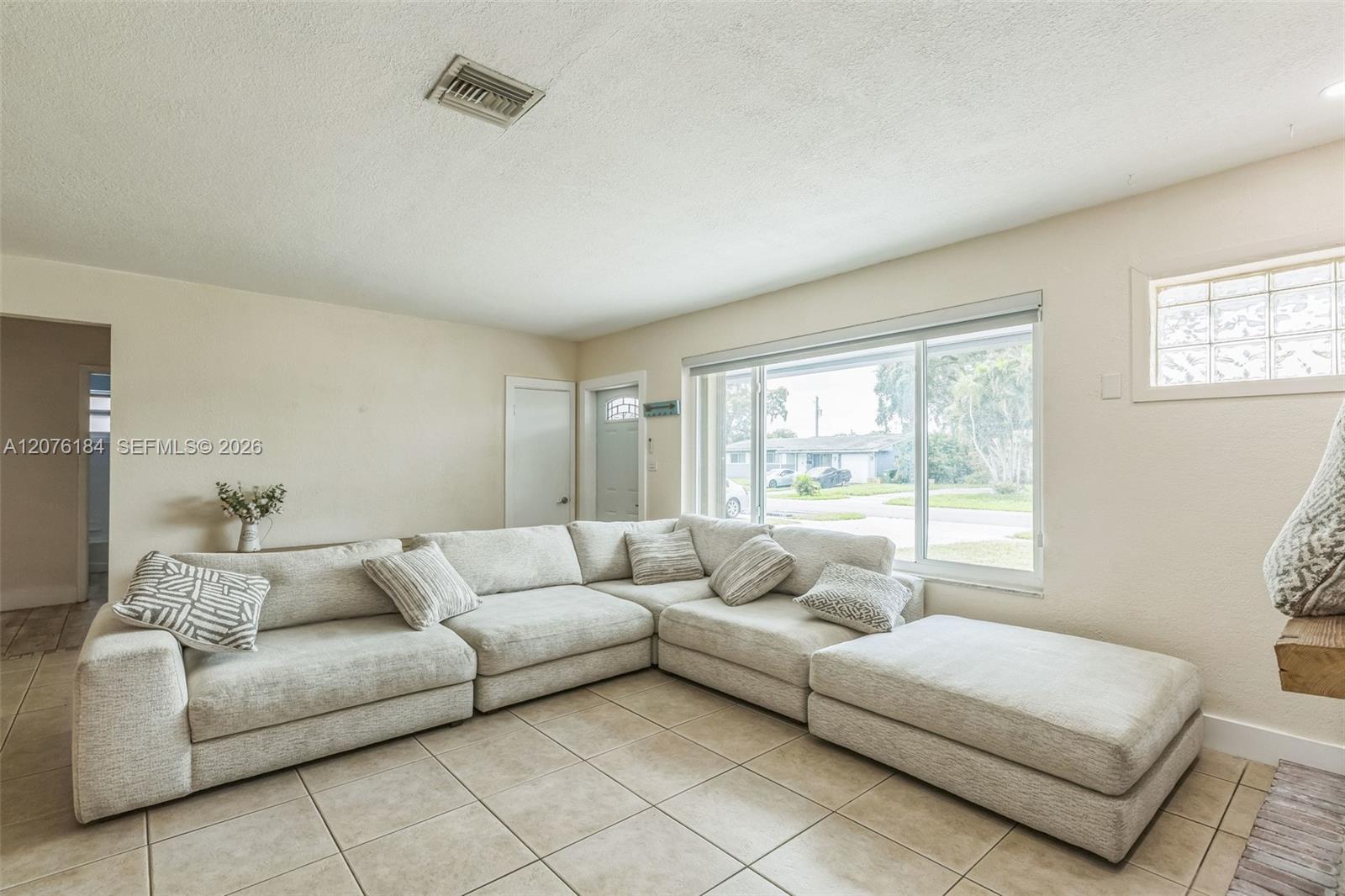 Listing photo 4 for 6931 SW 2nd St Unit#0, Pembroke Pines, FL, 33023