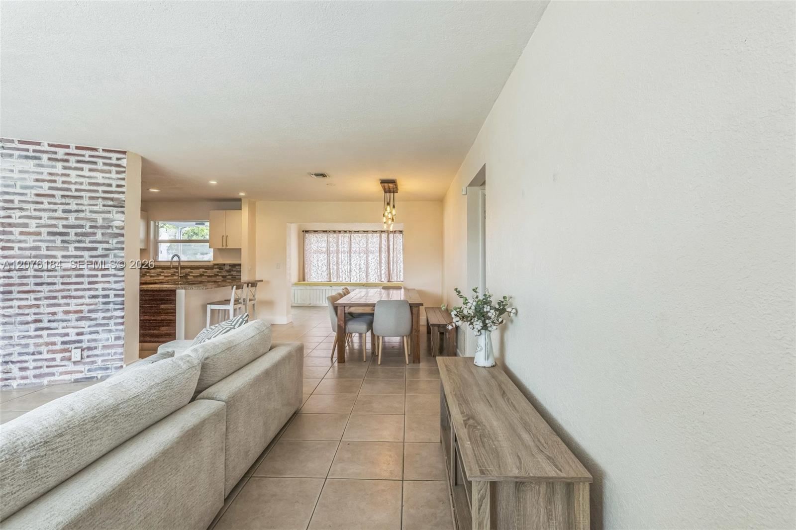 Listing photo 5 for 6931 SW 2nd St Unit#0, Pembroke Pines, FL, 33023