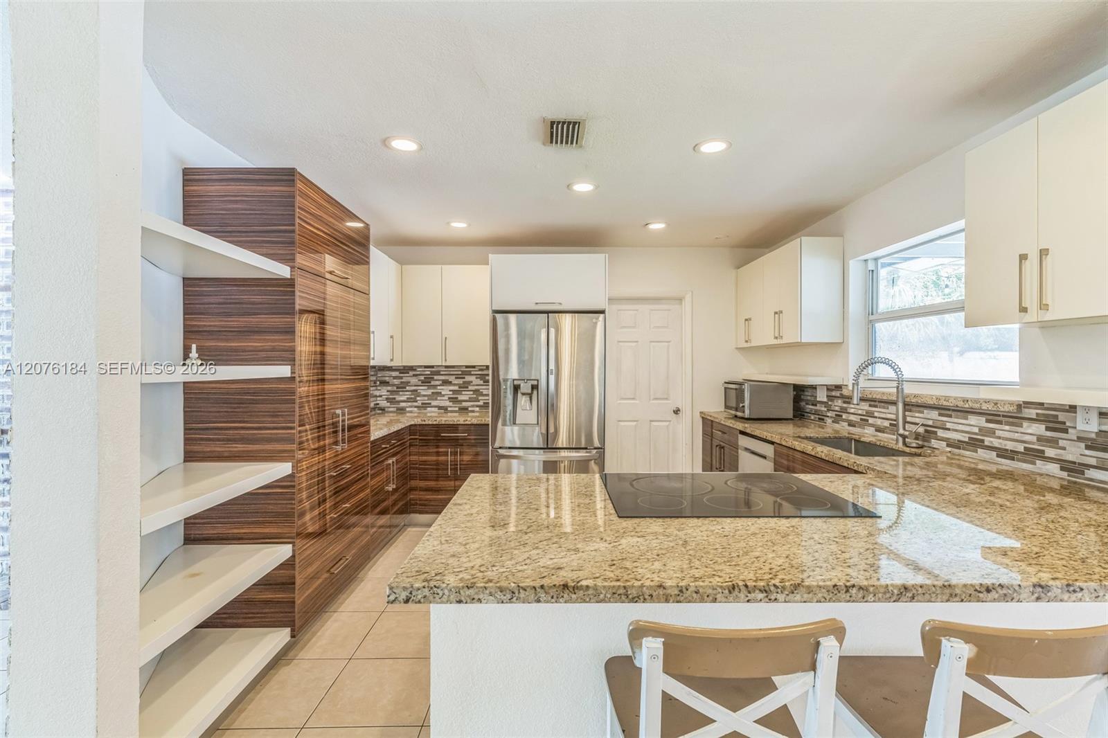 Listing photo 7 for 6931 SW 2nd St Unit#0, Pembroke Pines, FL, 33023
