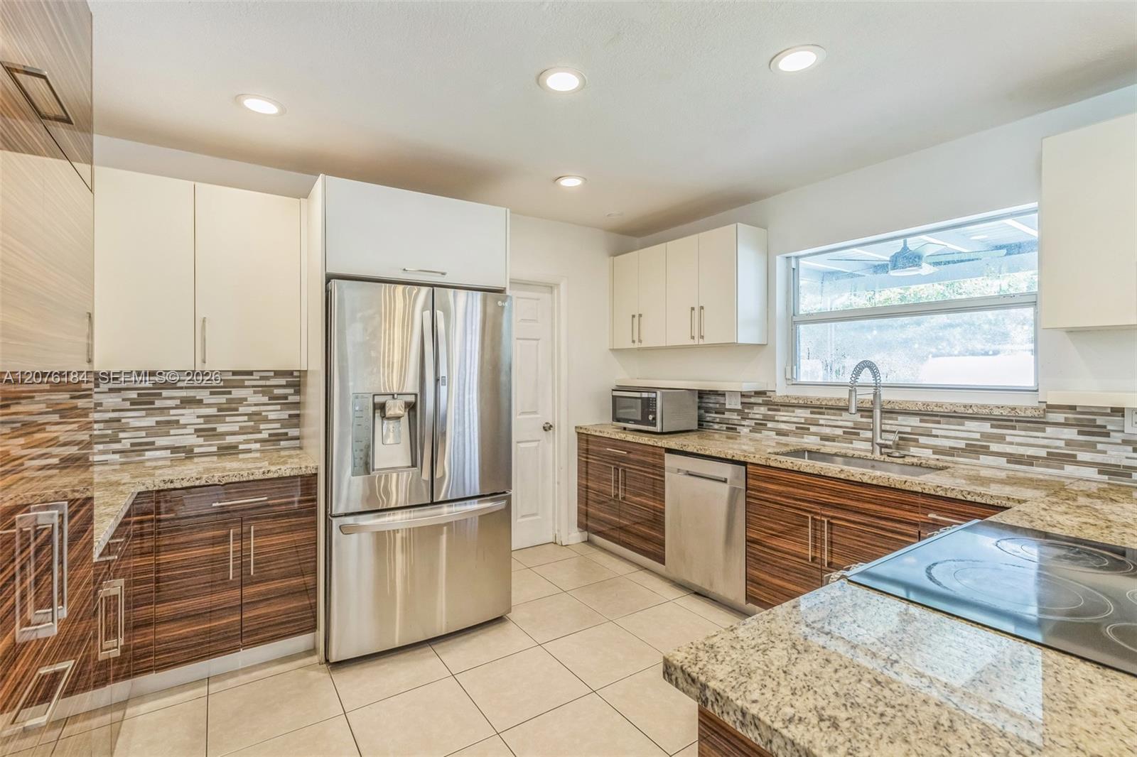 Listing photo 8 for 6931 SW 2nd St Unit#0, Pembroke Pines, FL, 33023