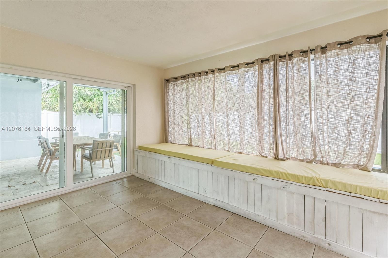 Listing photo 9 for 6931 SW 2nd St Unit#0, Pembroke Pines, FL, 33023