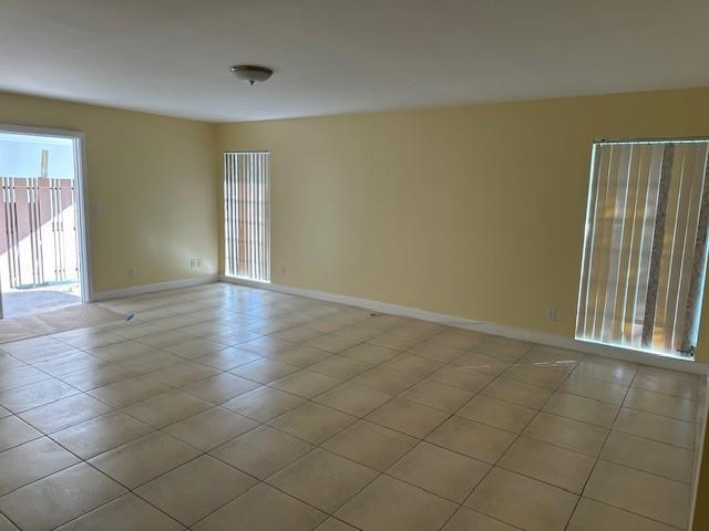 Listing photo 3 for 7013 NW 63RD Court, Tamarac, FL, 33321