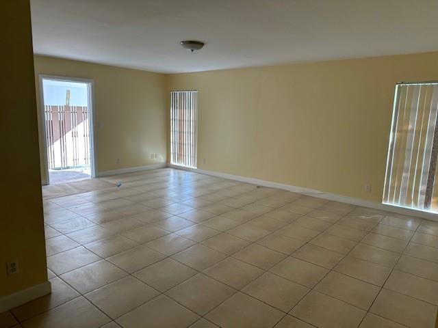 Listing photo 4 for 7013 NW 63RD Court, Tamarac, FL, 33321