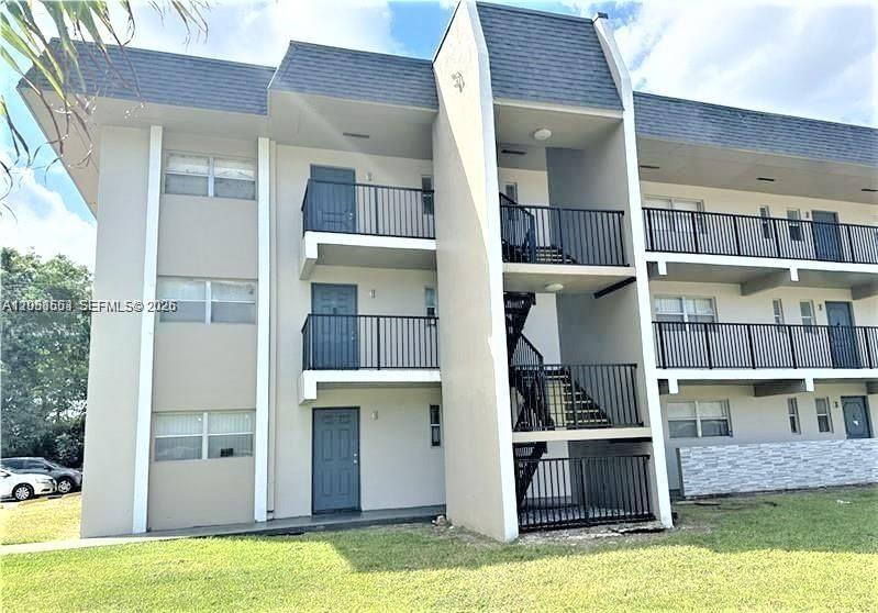 Listing photo 1 for 7911 N Colony Cir N Unit#202, Tamarac, FL, 33321