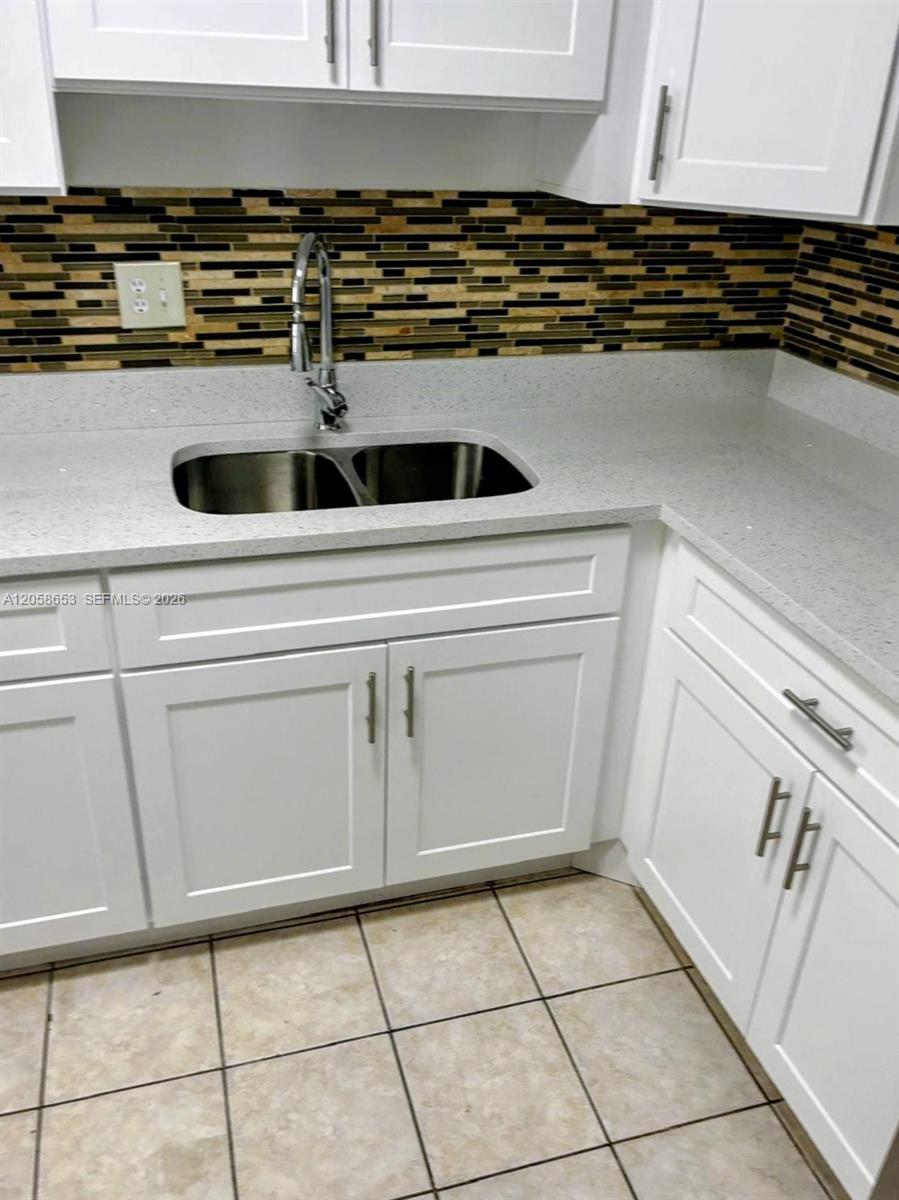 Listing photo 2 for 7911 N Colony Cir N Unit#202, Tamarac, FL, 33321