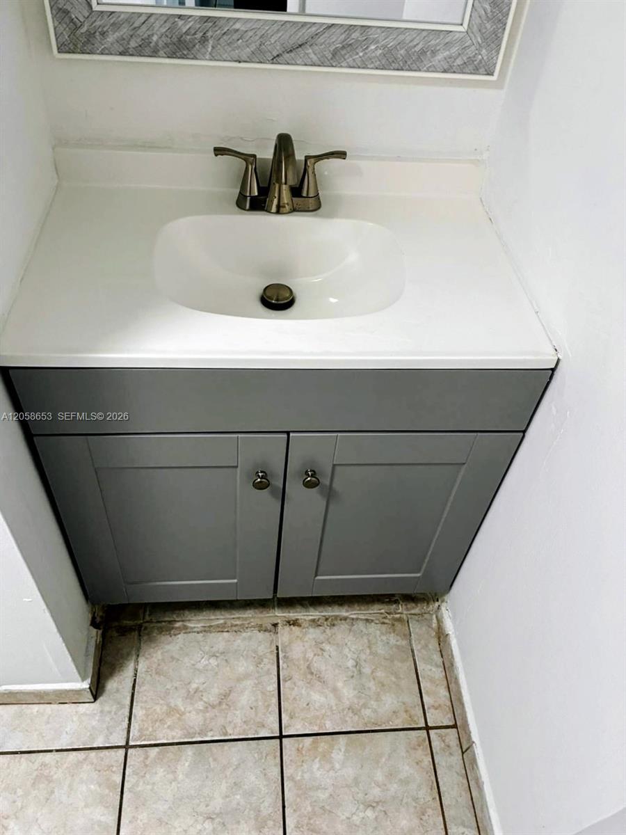 Listing photo 11 for 7911 N Colony Cir N Unit#202, Tamarac, FL, 33321