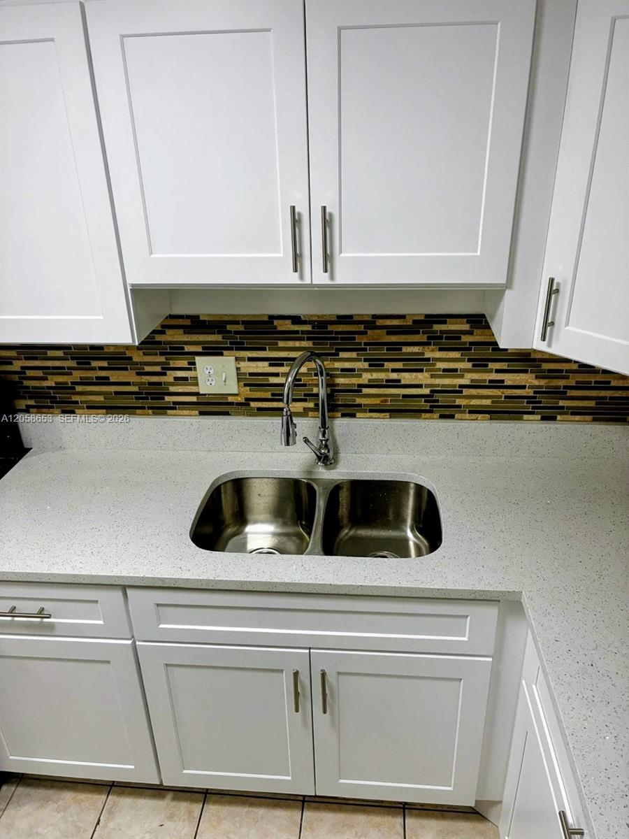 Listing photo 3 for 7911 N Colony Cir N Unit#202, Tamarac, FL, 33321