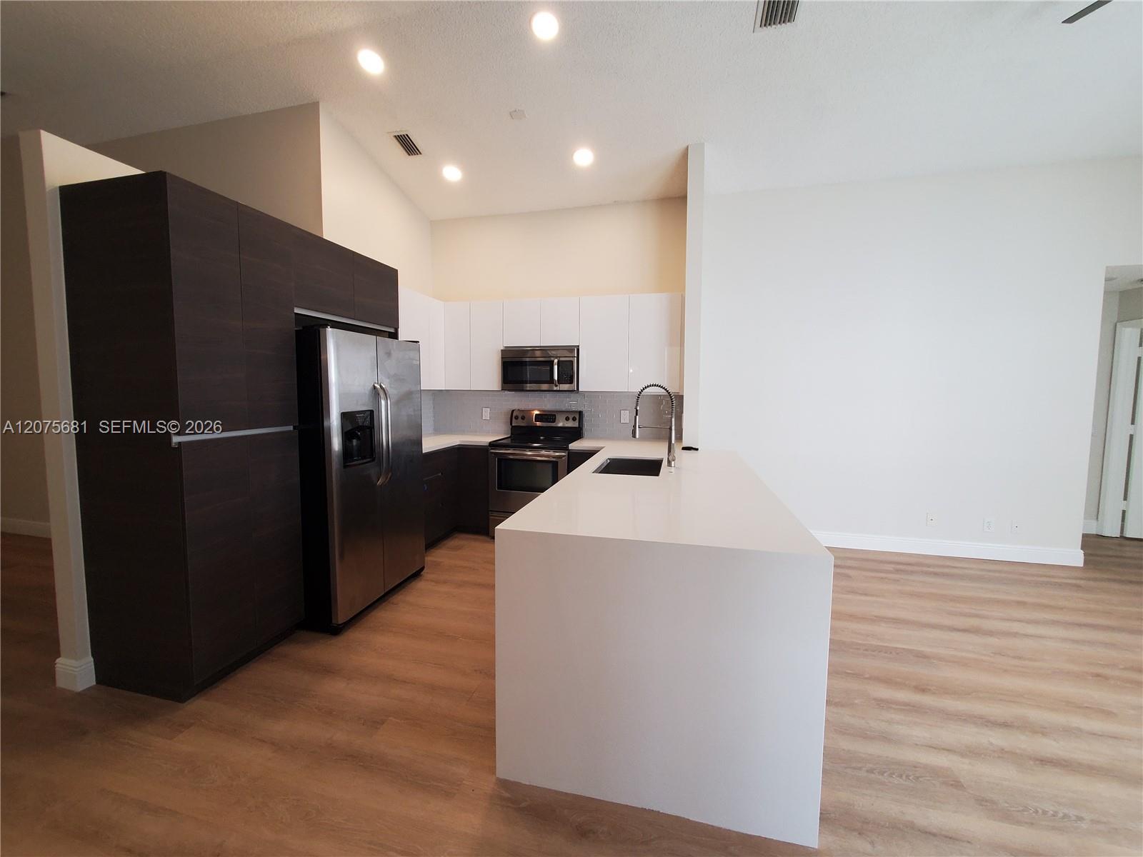 Listing photo 1 for 858 Briar Ridge Rd, Weston, FL, 33327