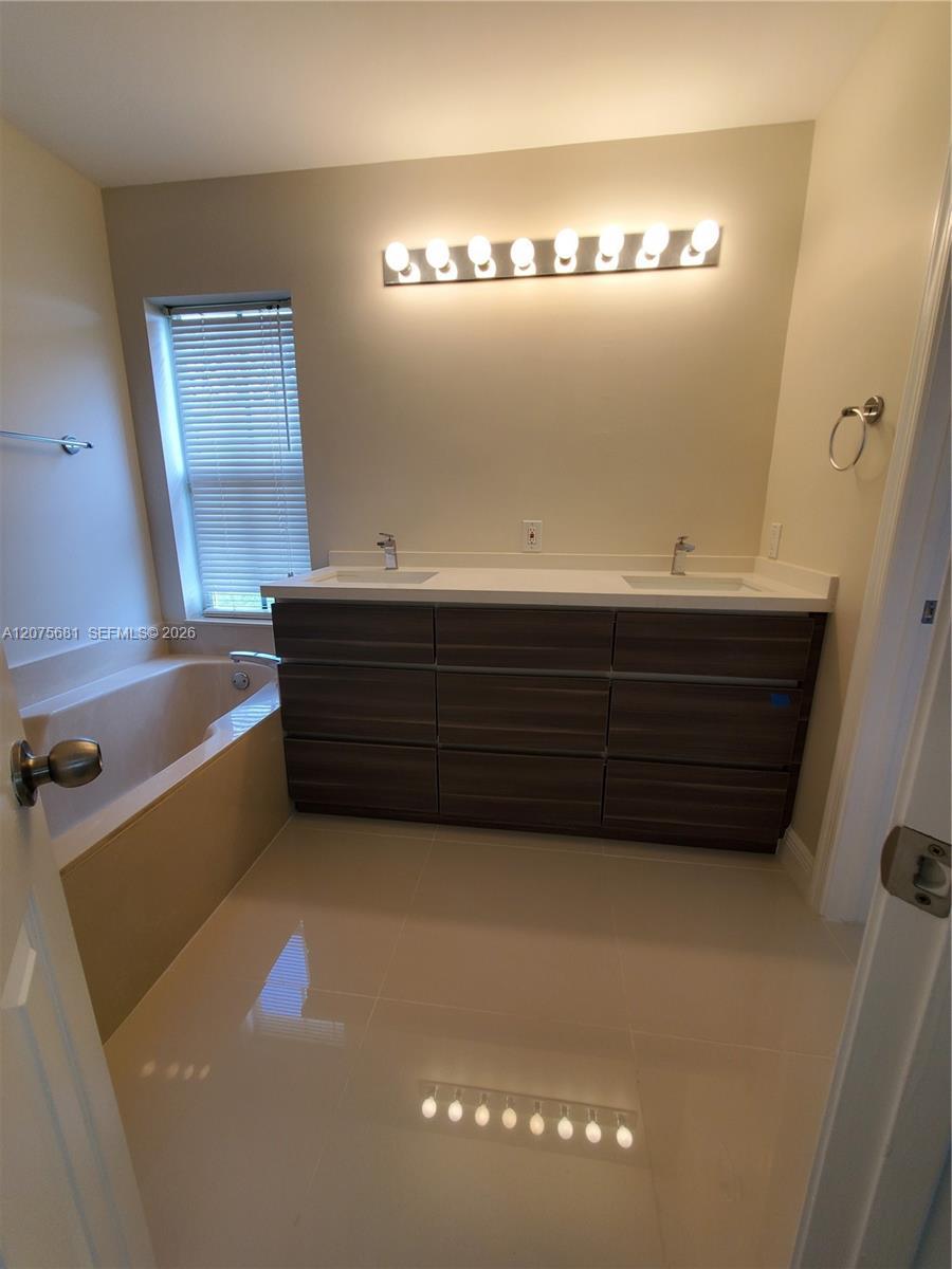 Listing photo 13 for 858 Briar Ridge Rd, Weston, FL, 33327