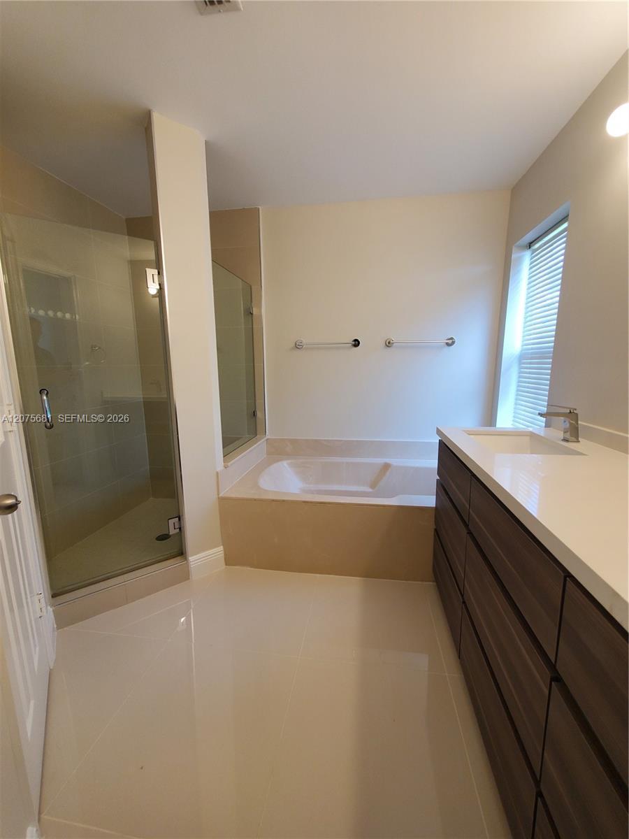 Listing photo 14 for 858 Briar Ridge Rd, Weston, FL, 33327