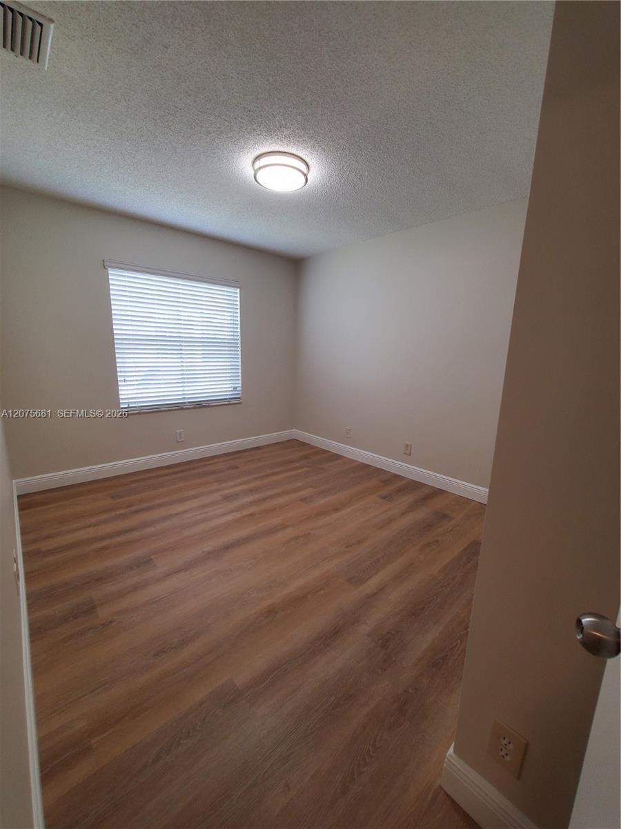 Listing photo 10 for 858 Briar Ridge Rd, Weston, FL, 33327
