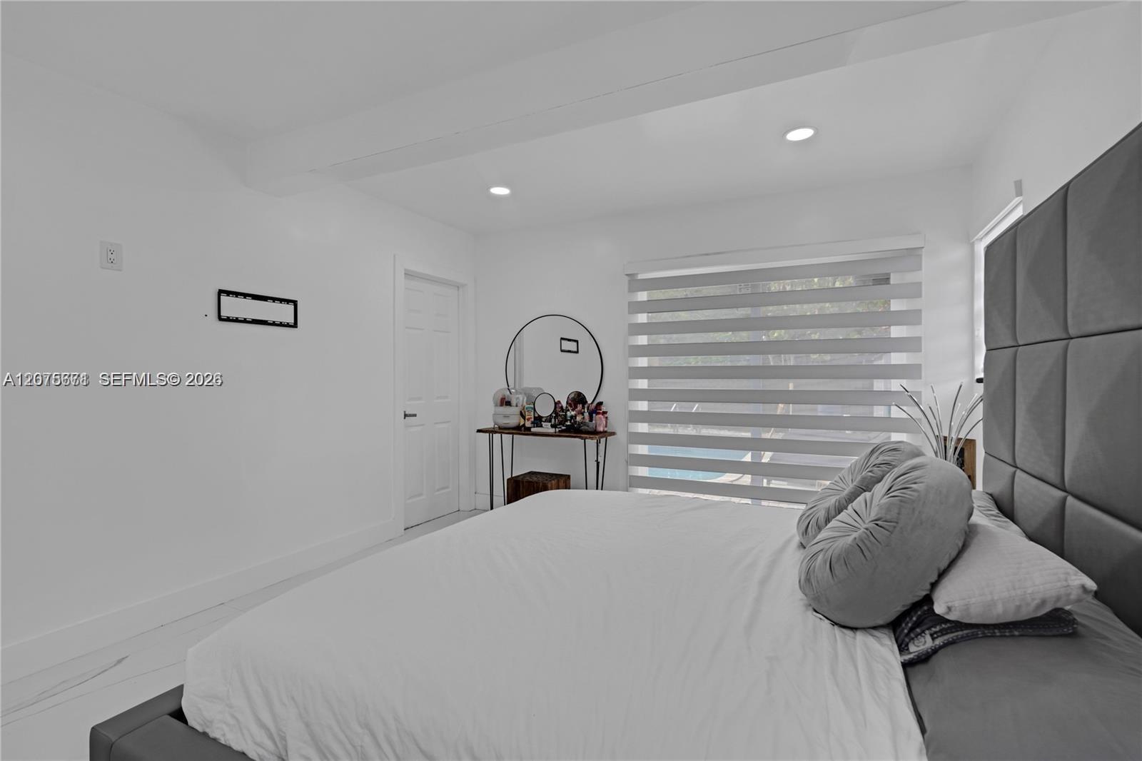 Listing photo 13 for 7031 SW 12th St, Pembroke Pines, FL, 33023