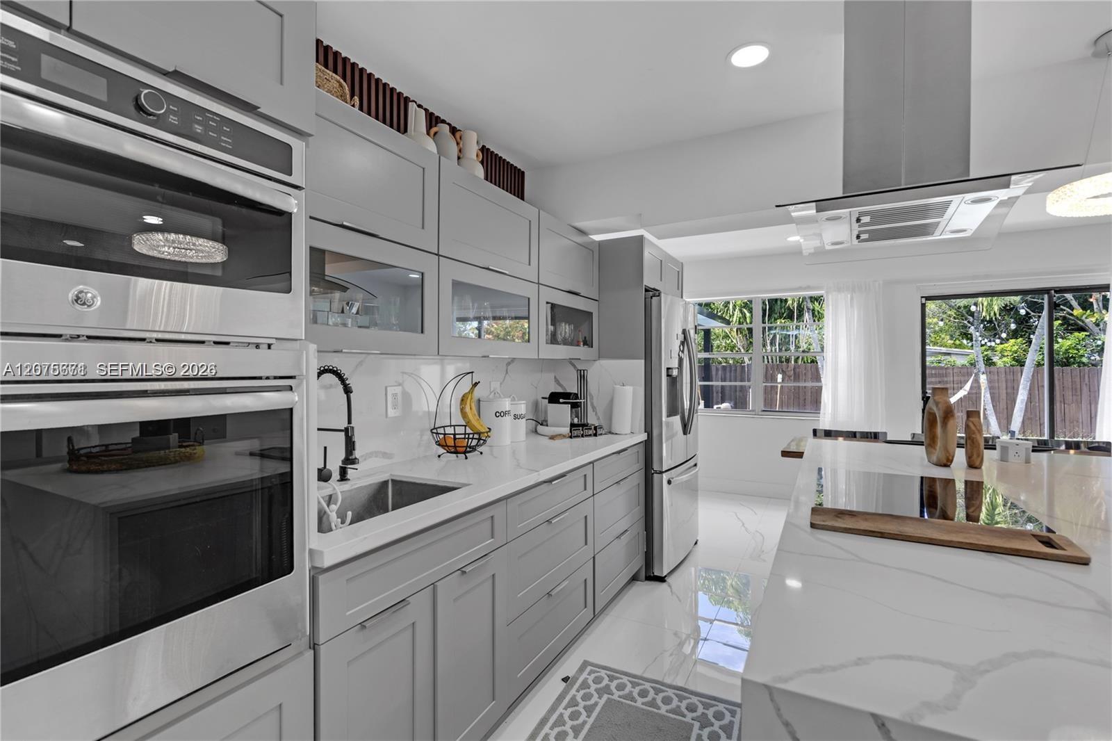 Listing photo 3 for 7031 SW 12th St, Pembroke Pines, FL, 33023