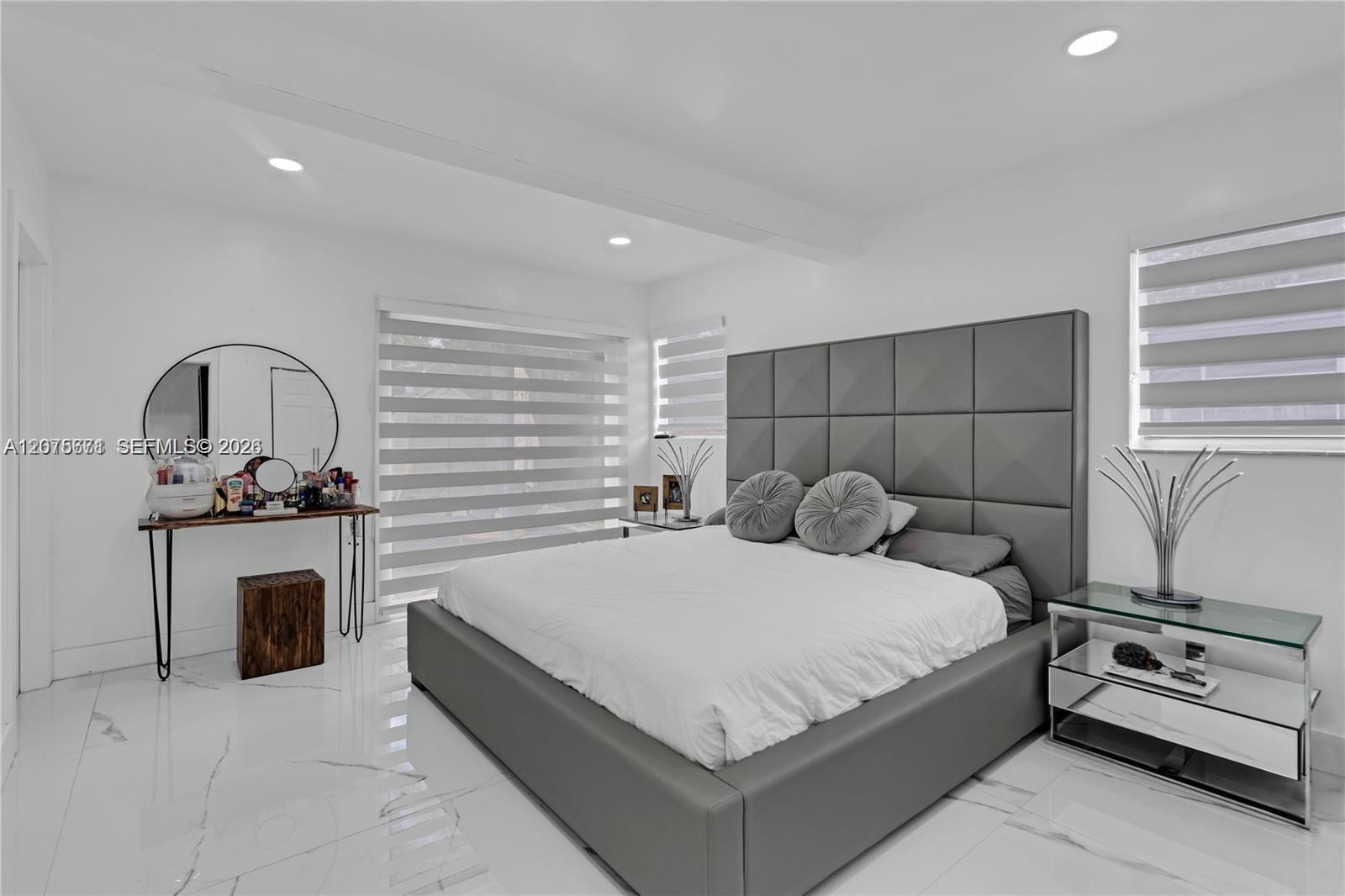 Listing photo 10 for 7031 SW 12th St, Pembroke Pines, FL, 33023