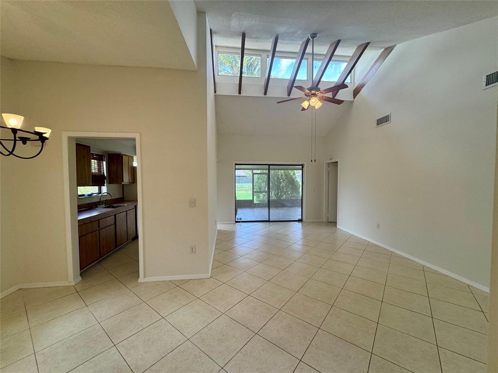 Listing photo 5 for 10849 NW 30TH Place Unit#371, Sunrise, FL, 33322