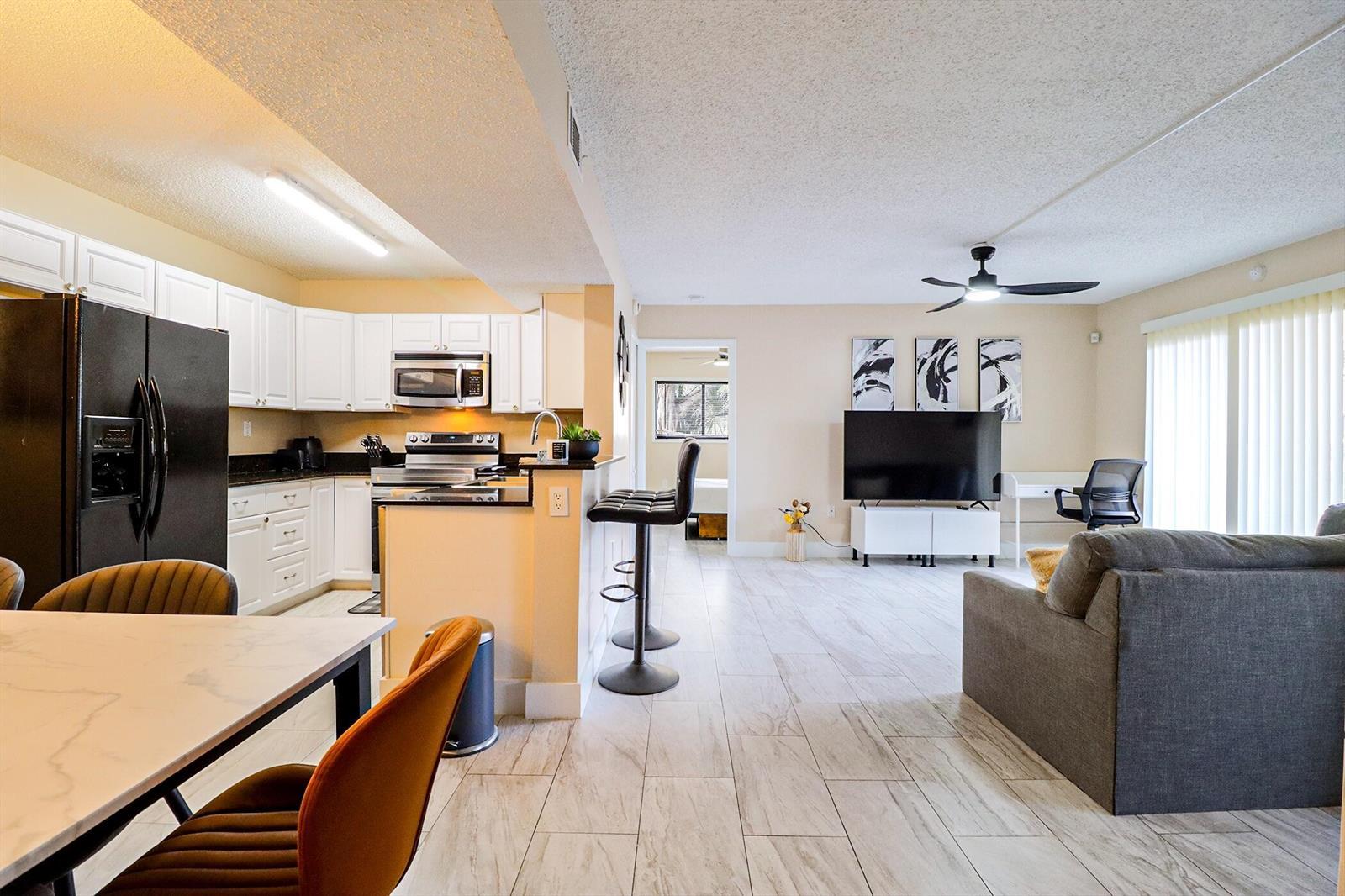 Listing photo 1 for 450 PALM Circle Unit#106, Pembroke Pines, FL, 33025