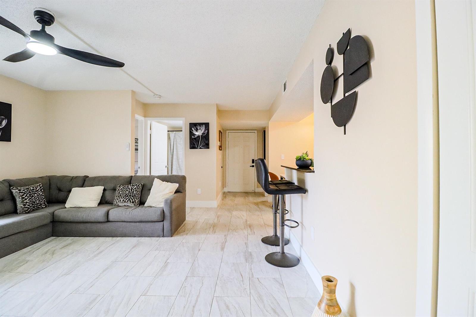 Listing photo 11 for 450 PALM Circle Unit#106, Pembroke Pines, FL, 33025
