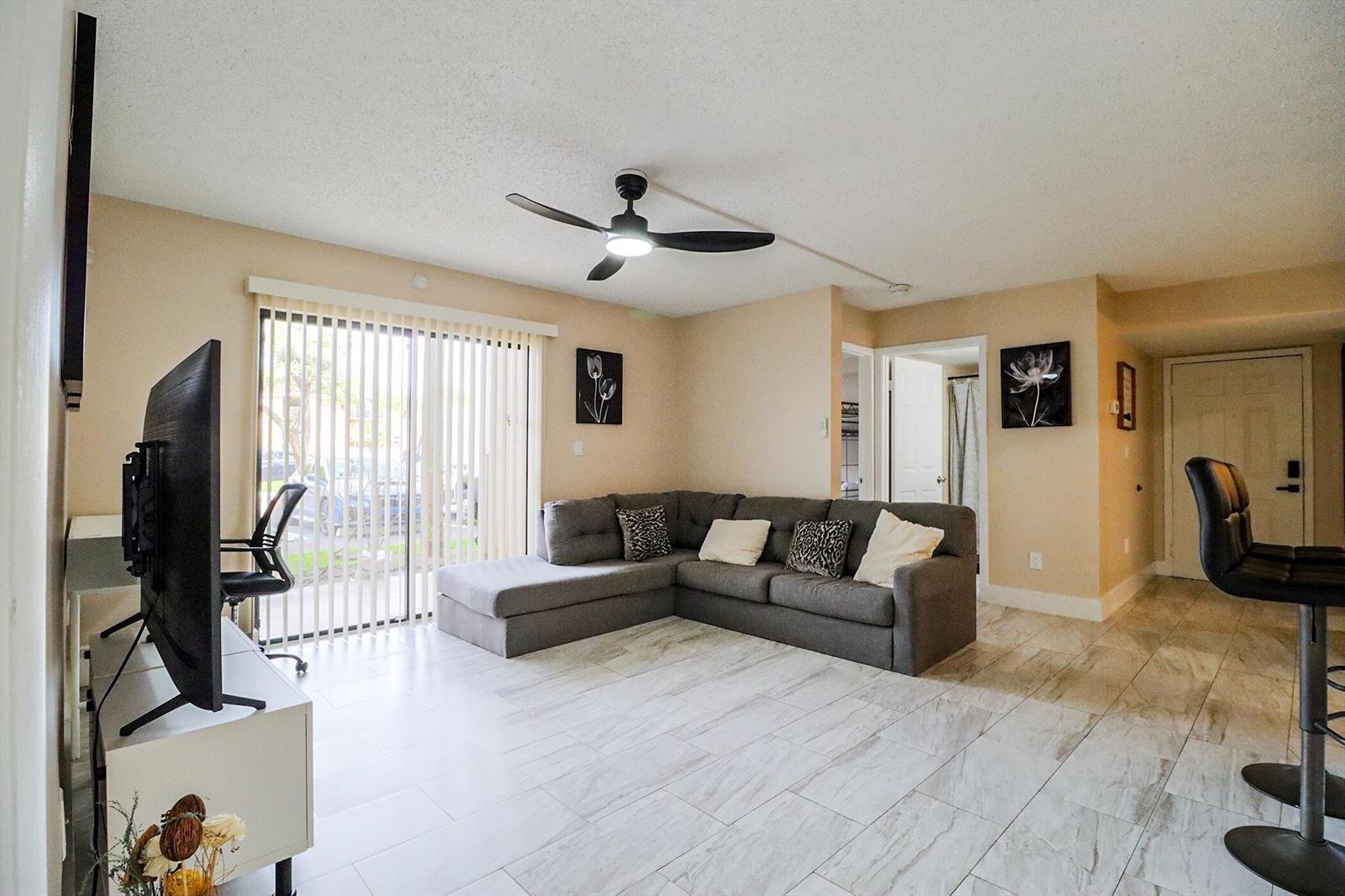 Listing photo 12 for 450 PALM Circle Unit#106, Pembroke Pines, FL, 33025