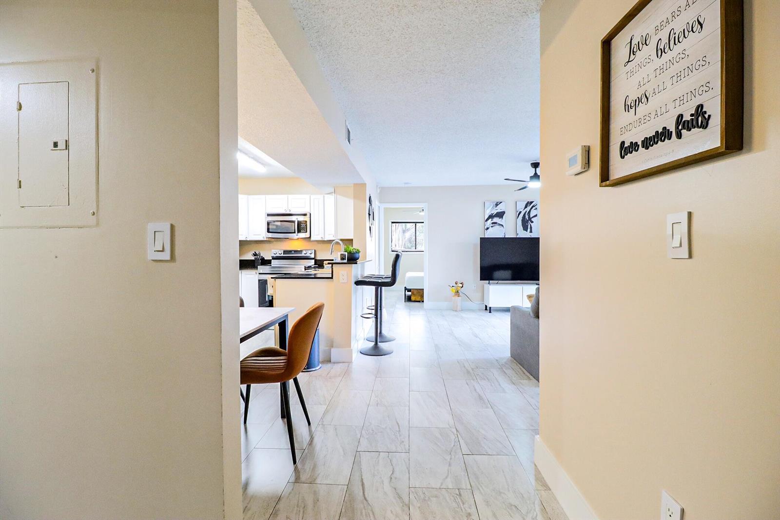 Listing photo 3 for 450 PALM Circle Unit#106, Pembroke Pines, FL, 33025