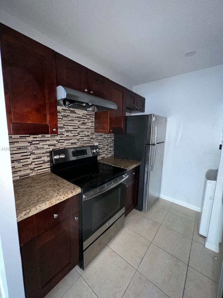 Listing photo 3 for 10112 Twin Lakes Dr Unit#11-E, Coral Springs, FL, 33071