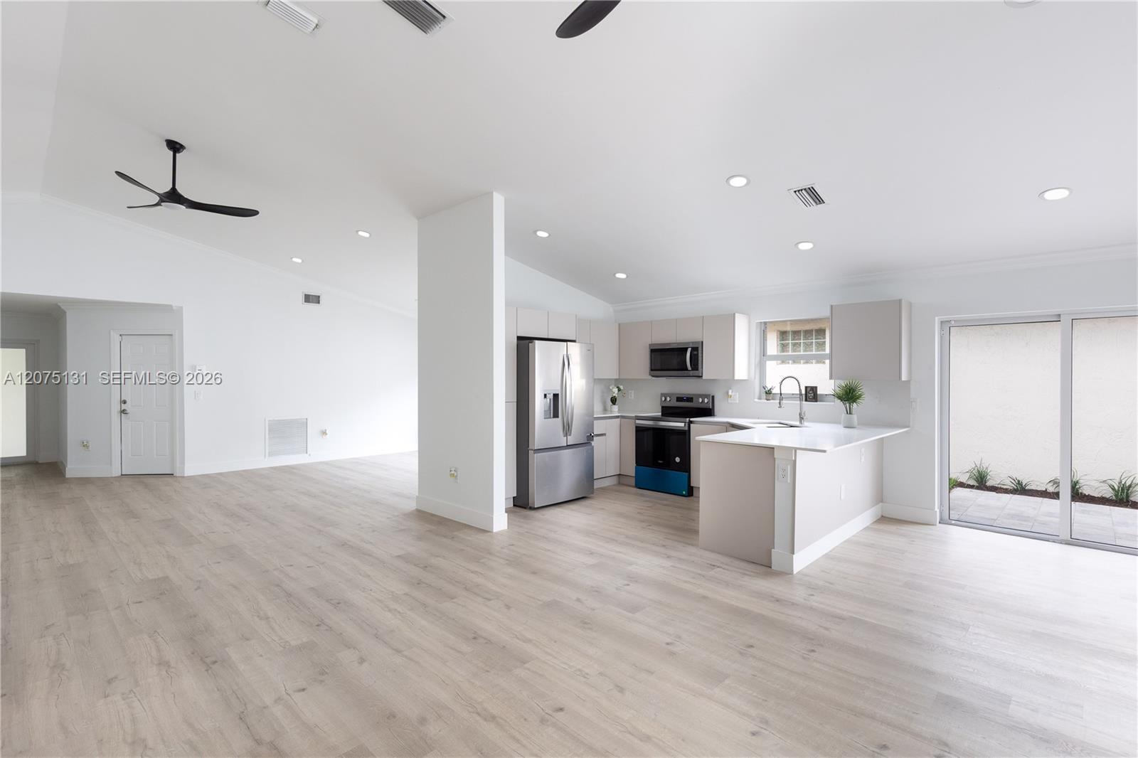 Listing photo 2 for 46 Gables Blvd, Weston, FL, 33326
